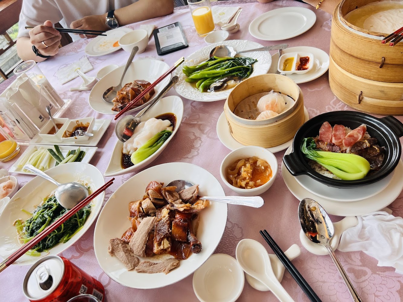 燒鴨、煲仔飯、蝦餃與青菜等豐盛中式餐點擺滿一桌