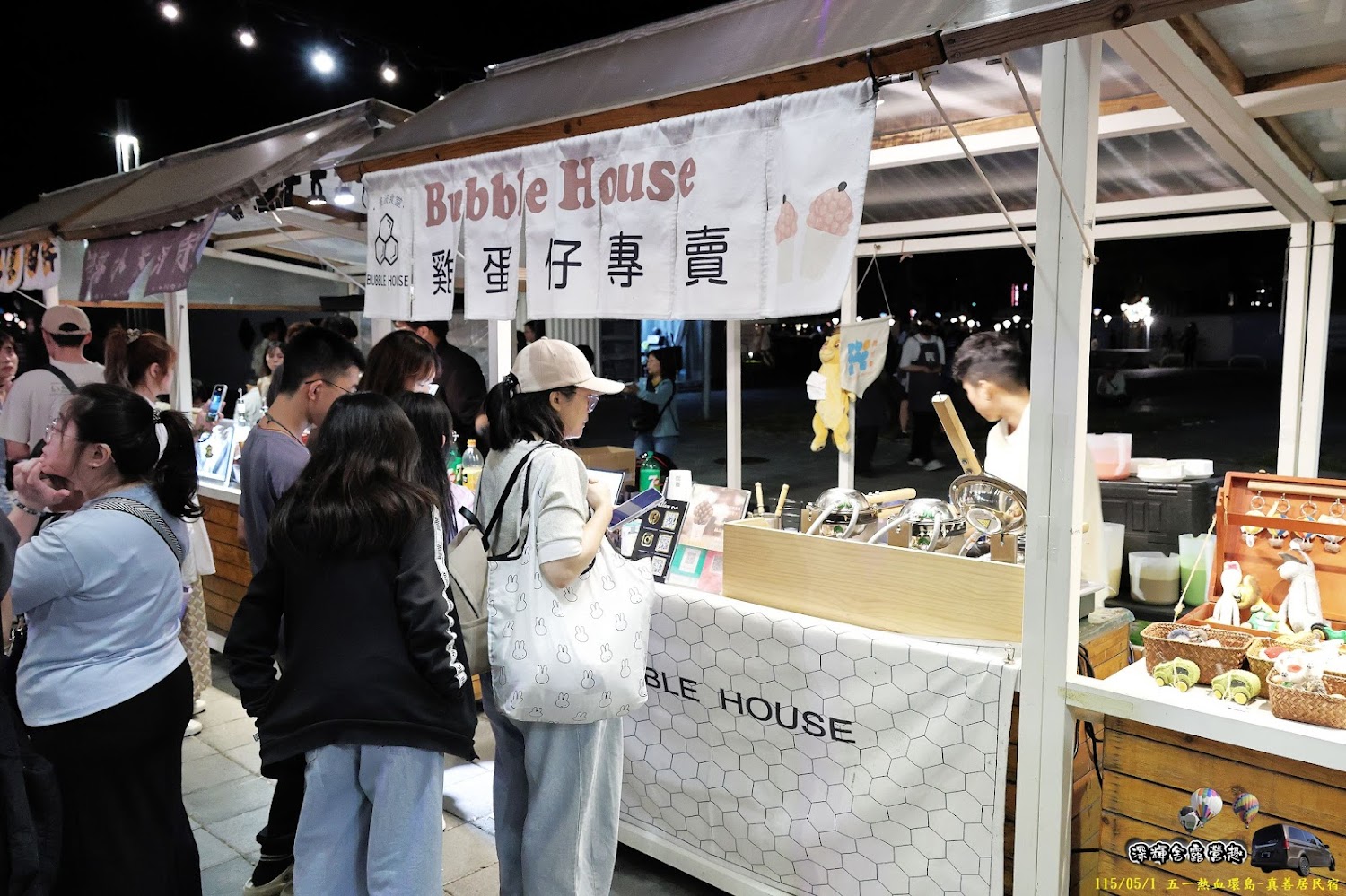 Bubble House 雞蛋仔專賣攤位前顧客排隊購買