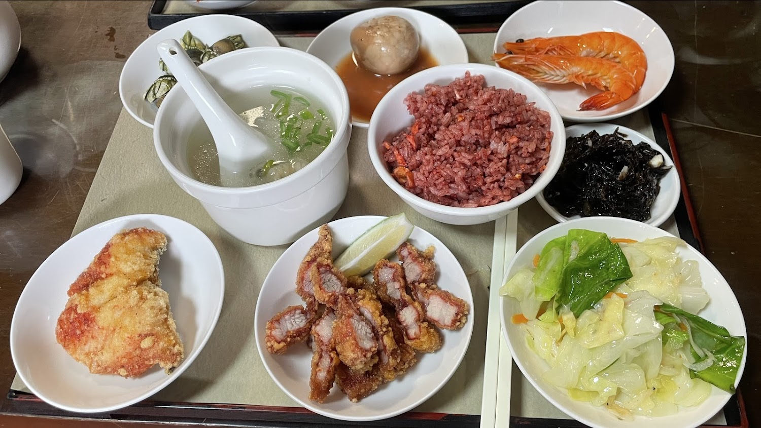 依嬤的店台式海鮮定食，有蝦、紫米飯、炸雞、排骨、青菜、滷蛋與湯品