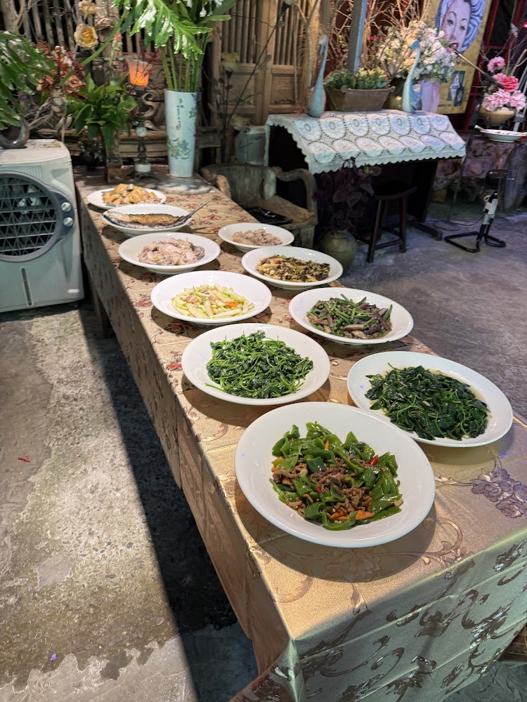 長桌擺滿各式家常菜餚