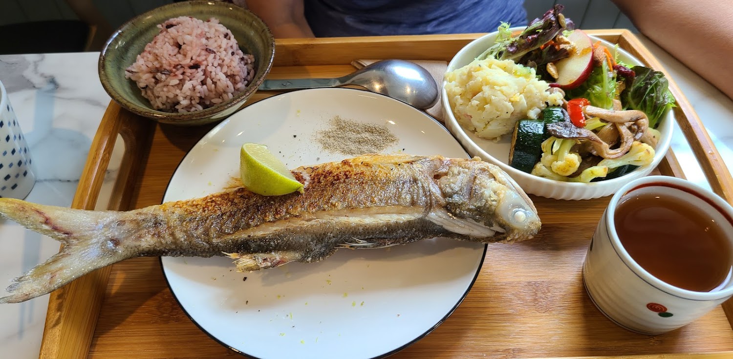 日式烤魚套餐包含烤魚、雜糧飯、沙拉與熱茶