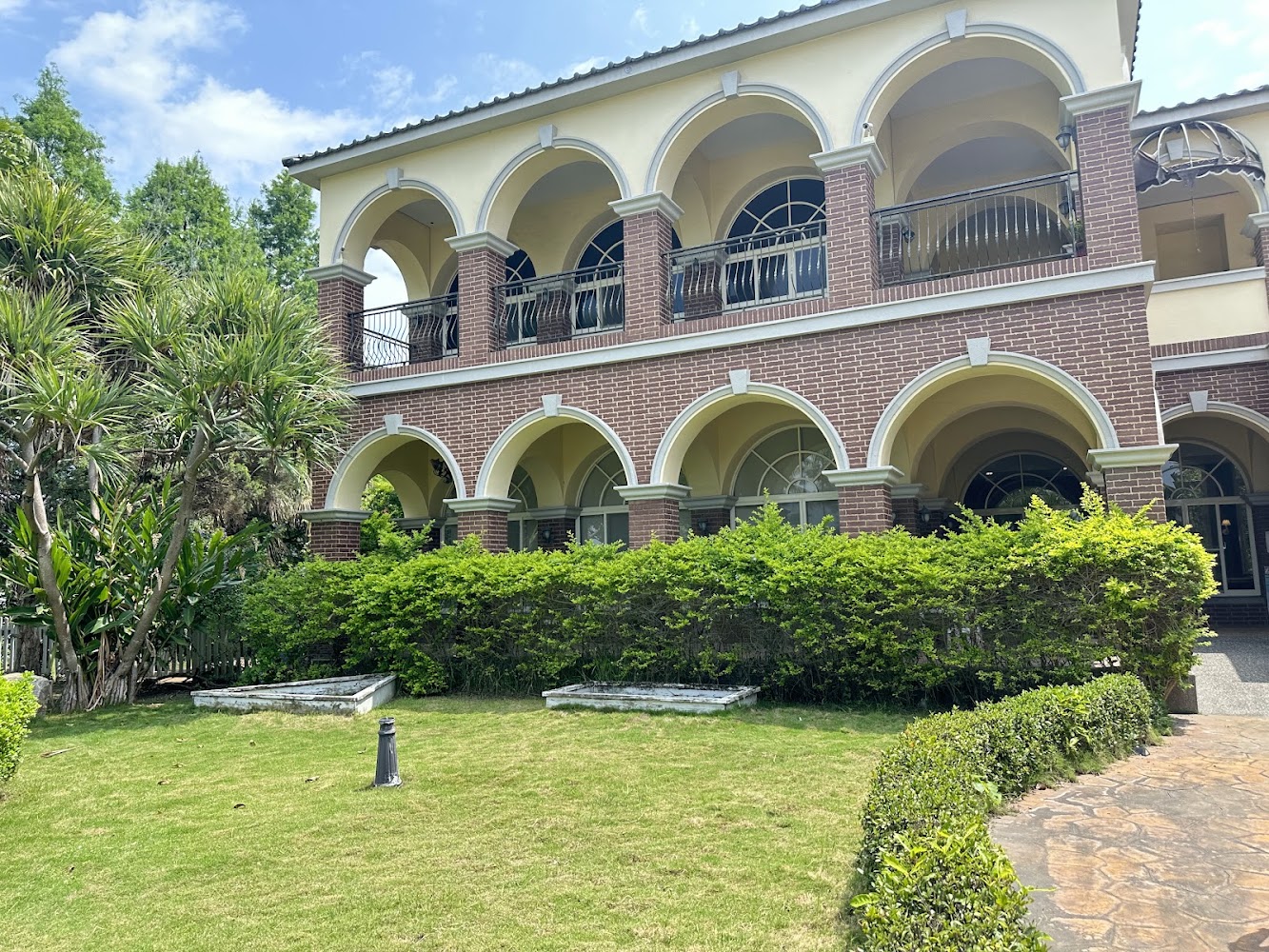 探索迷宮親子童樂餐廳紅磚建築外觀
