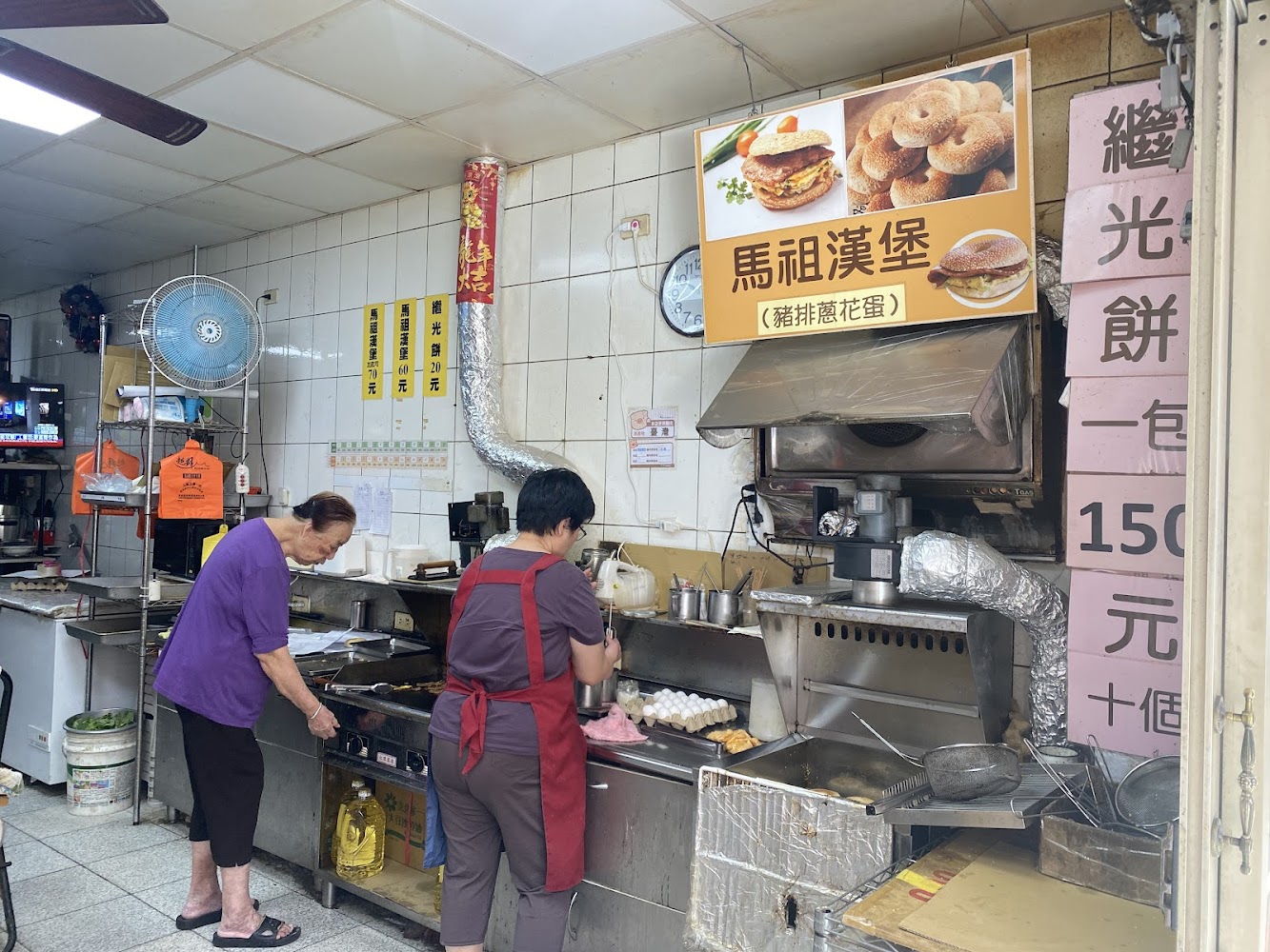 店內廚房工作人員製作馬祖漢堡