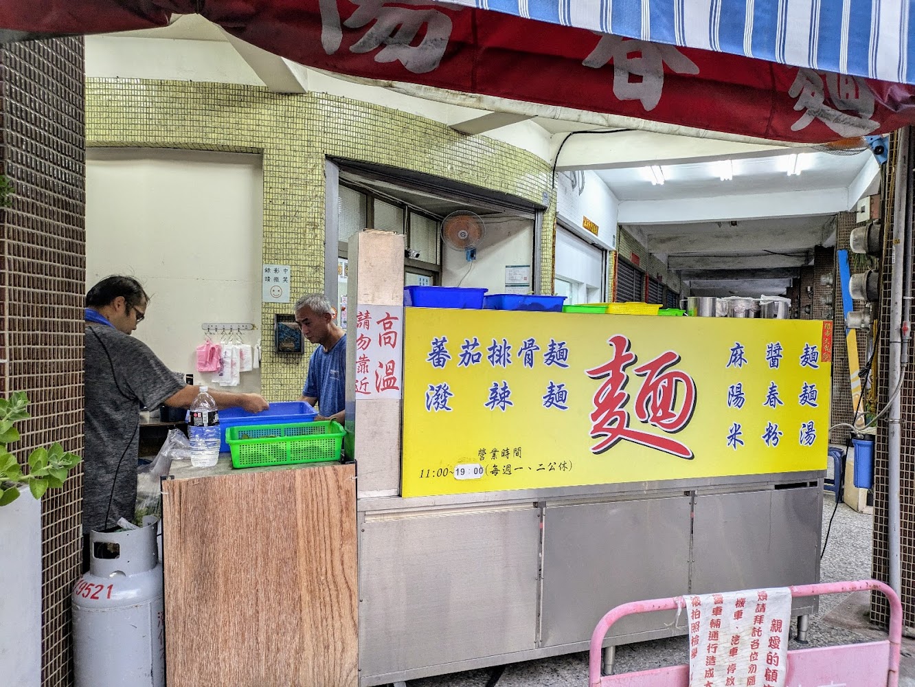 英明路麵店攤位外觀與工作人員