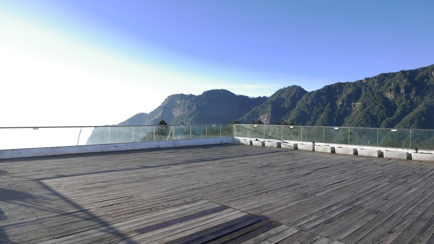 阿里山賓館觀景平台木板空間與玻璃欄杆視野開闊