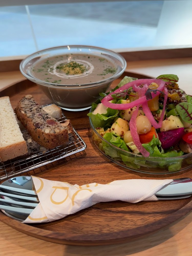SO_UP輕食館蔬菜湯沙拉與麵包套餐