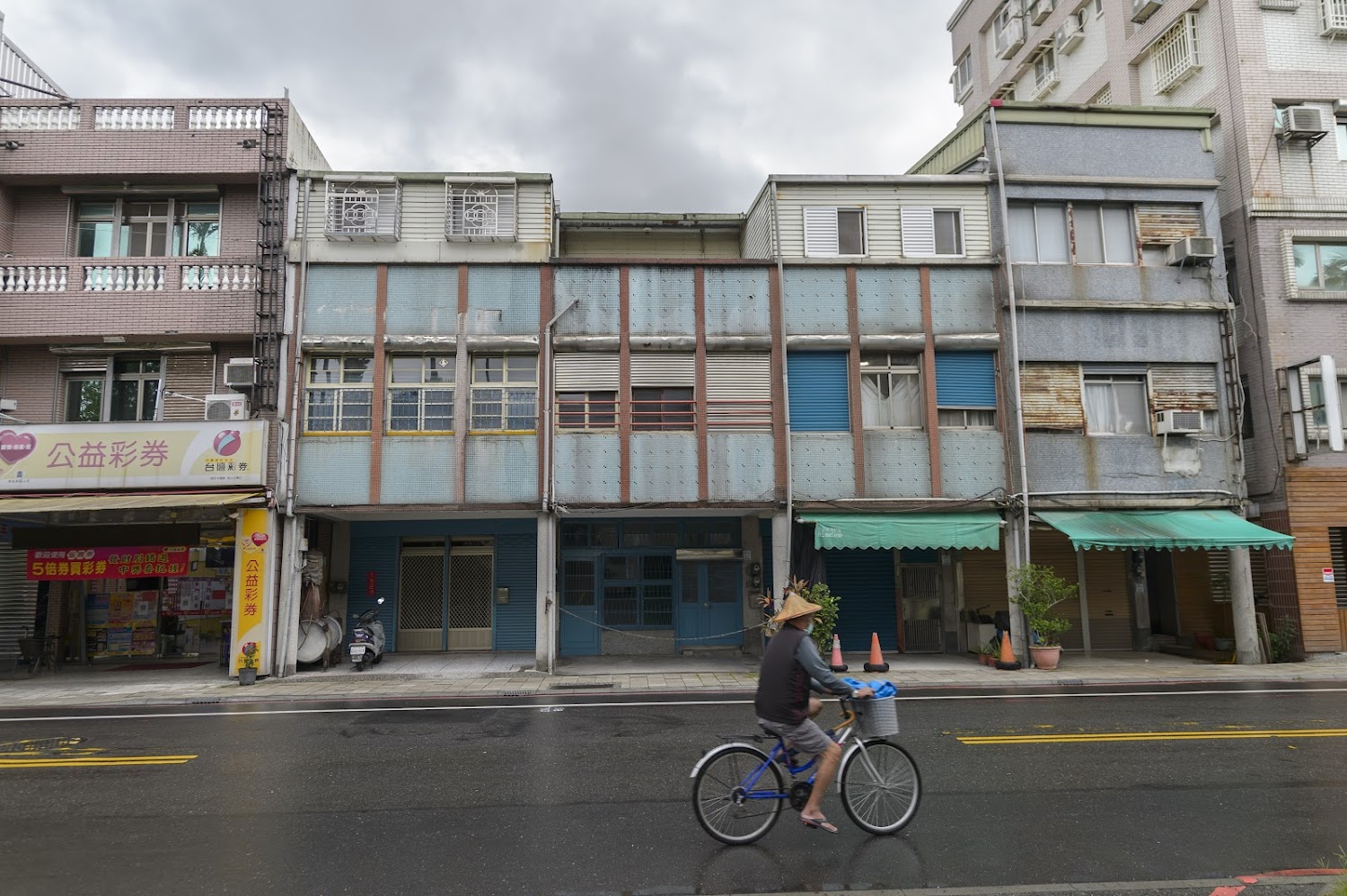 老舊街屋與商店街景