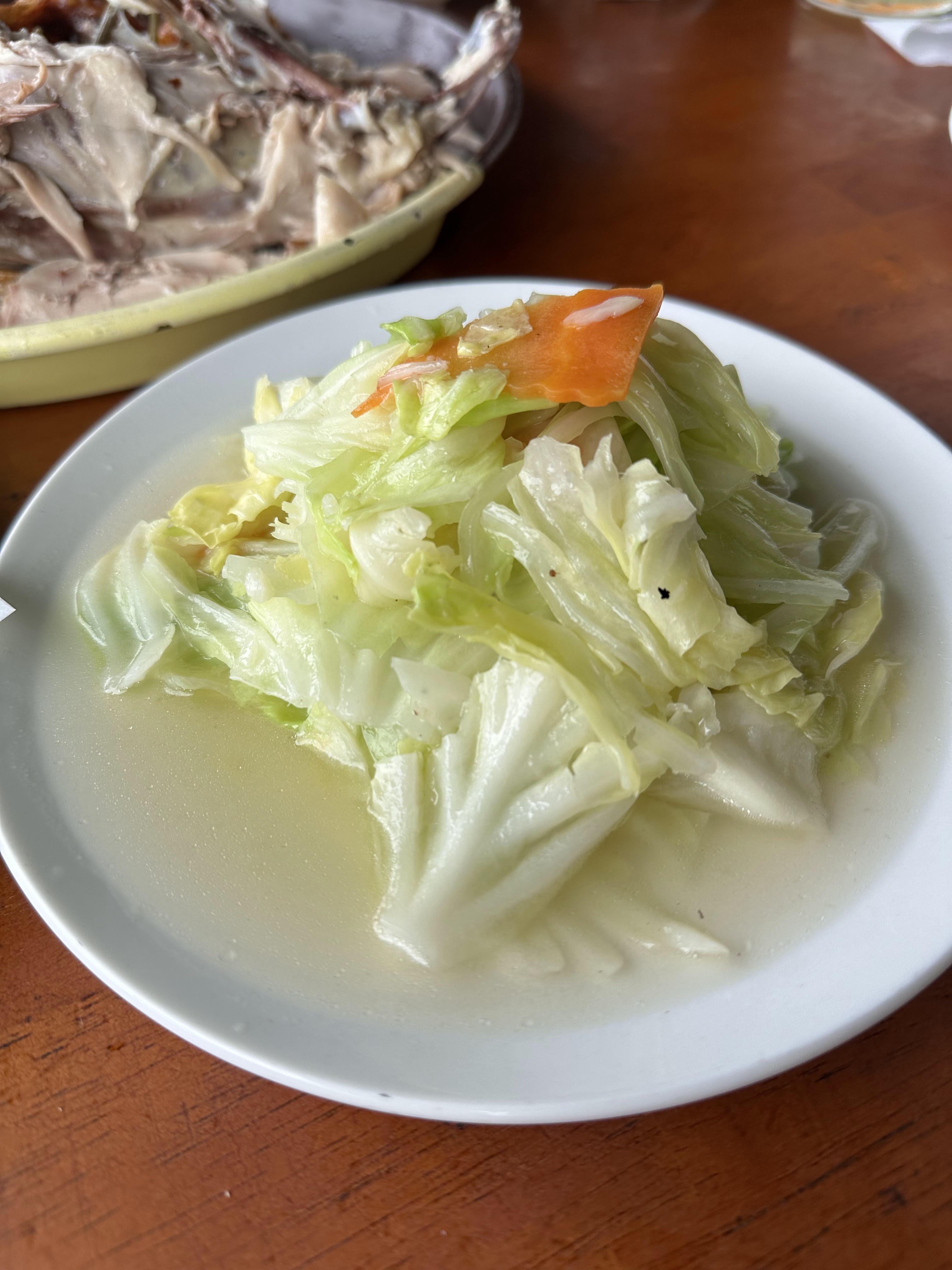 清炒高麗菜搭配胡蘿蔔片，湯汁豐富