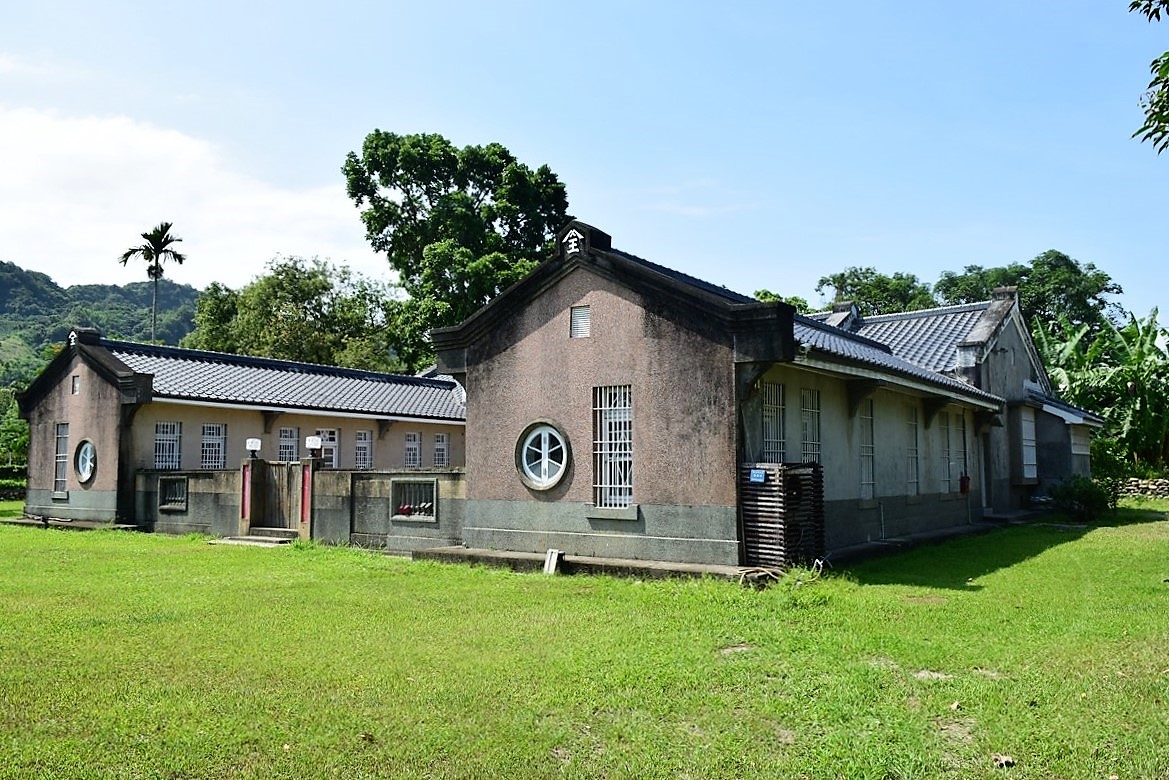 國本農場園區中的日式建築與草地