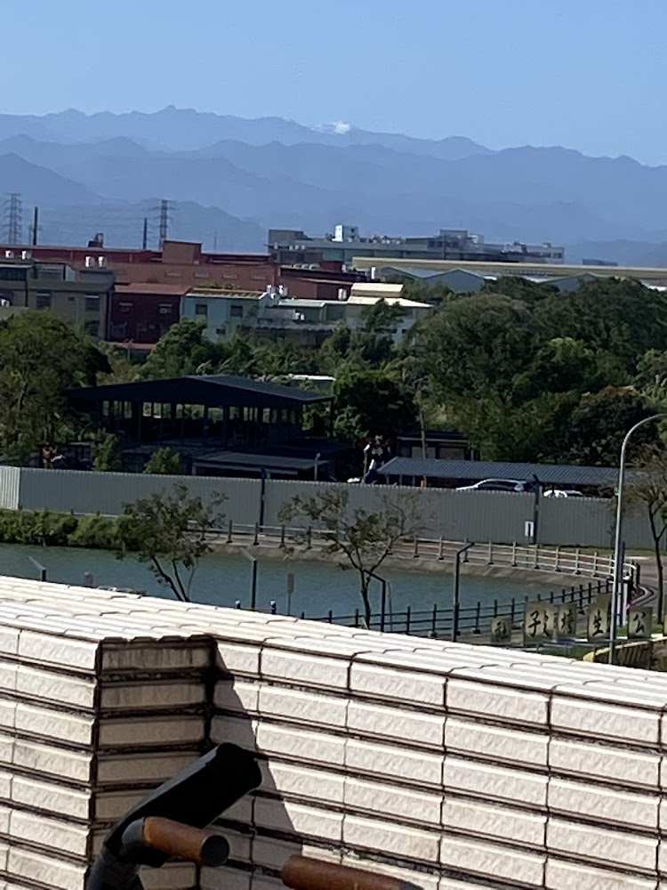 前景磚牆欄杆與遠處山脈的城市自然結合景觀