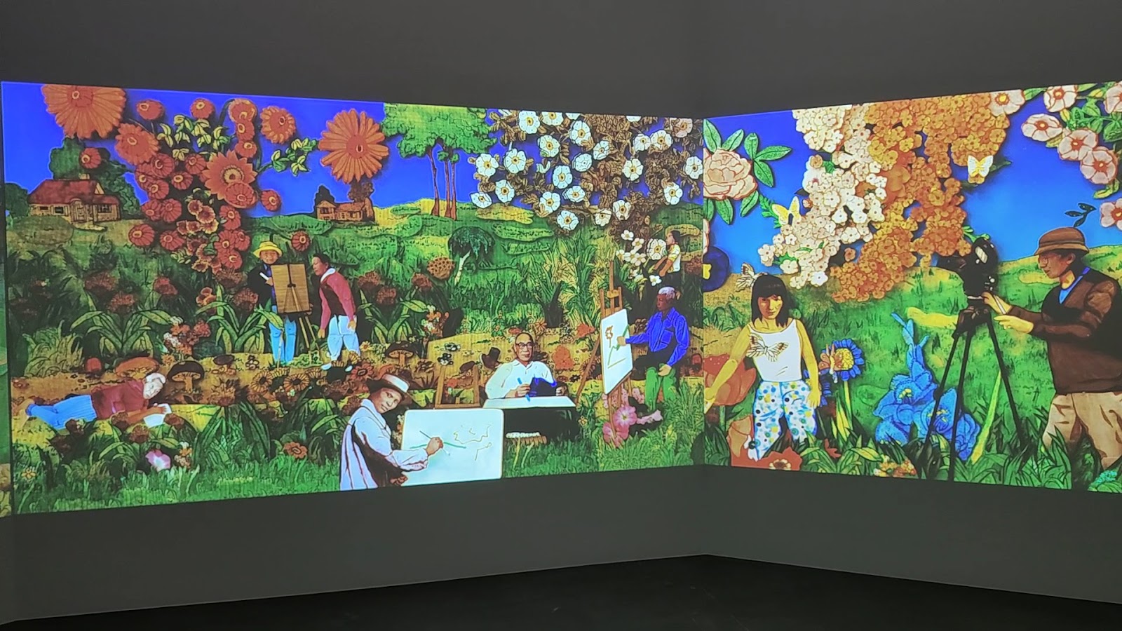 高雄市立美術館館內沉浸式投影展示，彩色花園壁畫大型裝置藝術