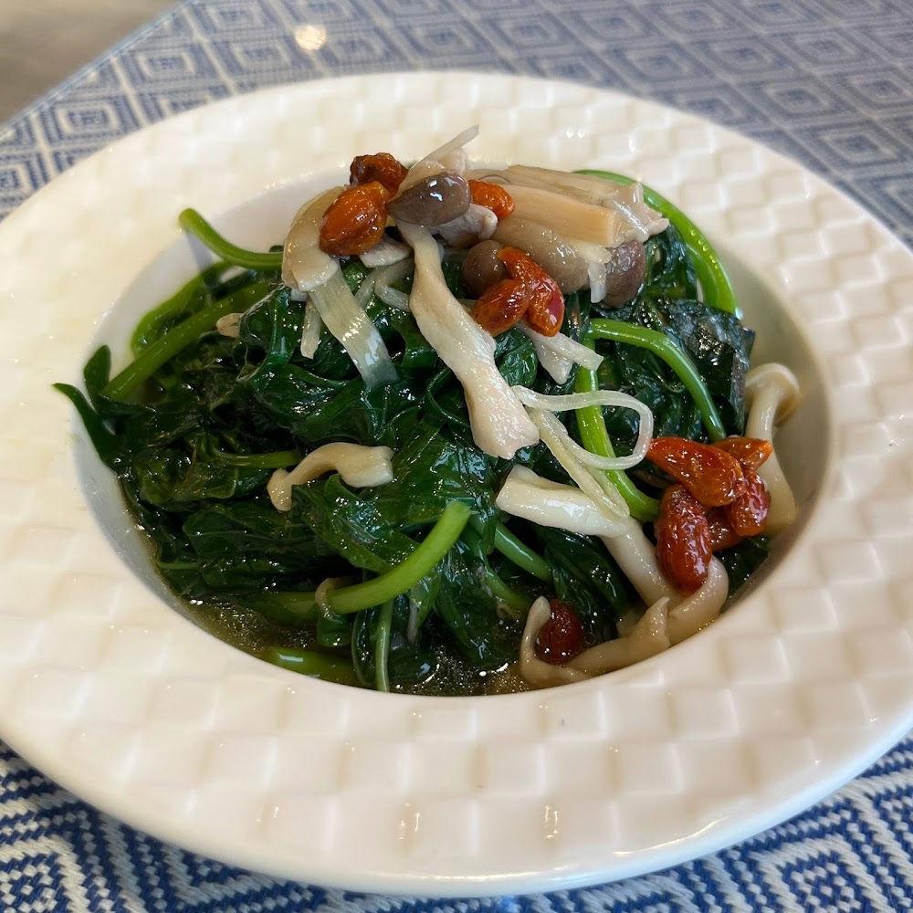菠菜菇類與枸杞組成的蔬菜料理色彩鮮明