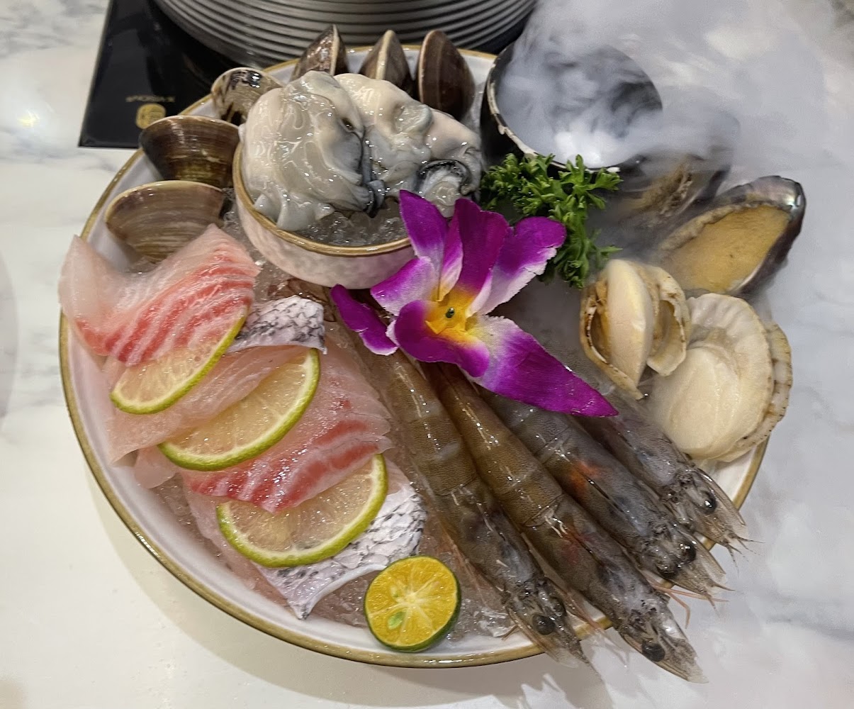 精美海鮮拼盤，包括鮮蝦、牡蠣、貝類與干貝。