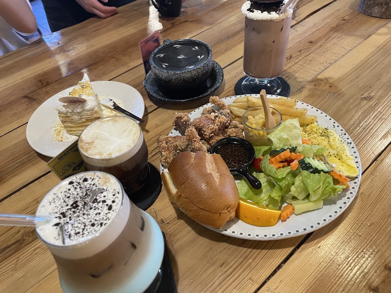 這浬咖啡文創所豐盛餐點與甜點飲品