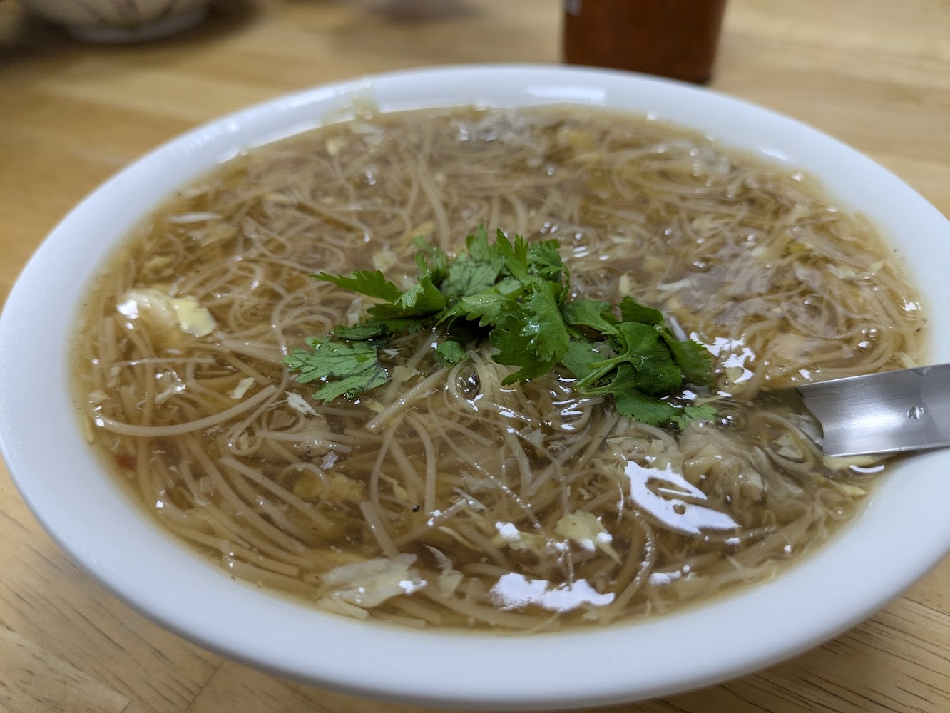 一碗台灣特色麵線，湯頭清澈並撒上香菜