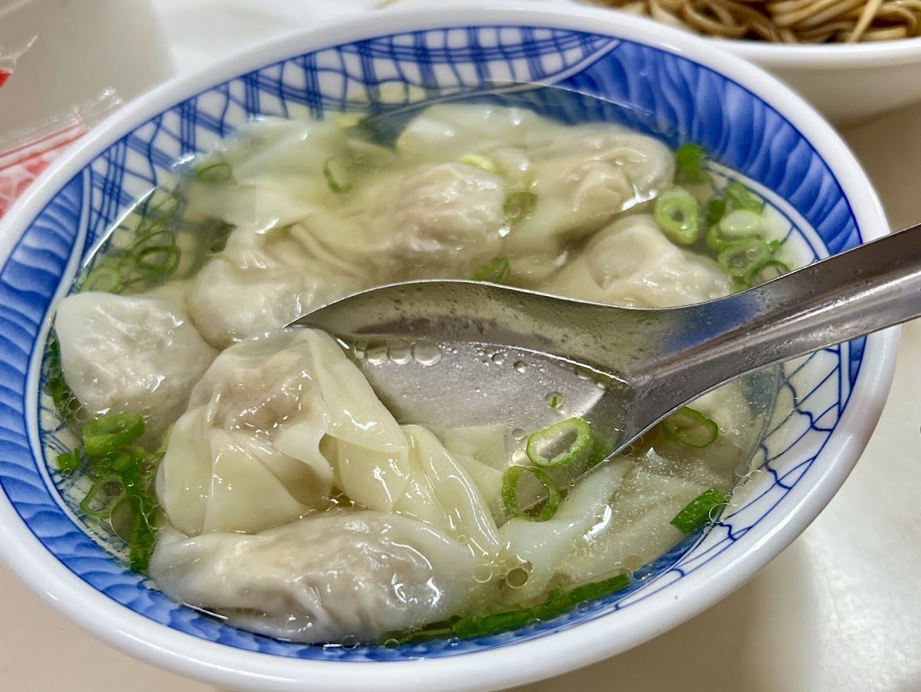 一碗餛飩湯，裡面有多顆餛飩與青蔥
