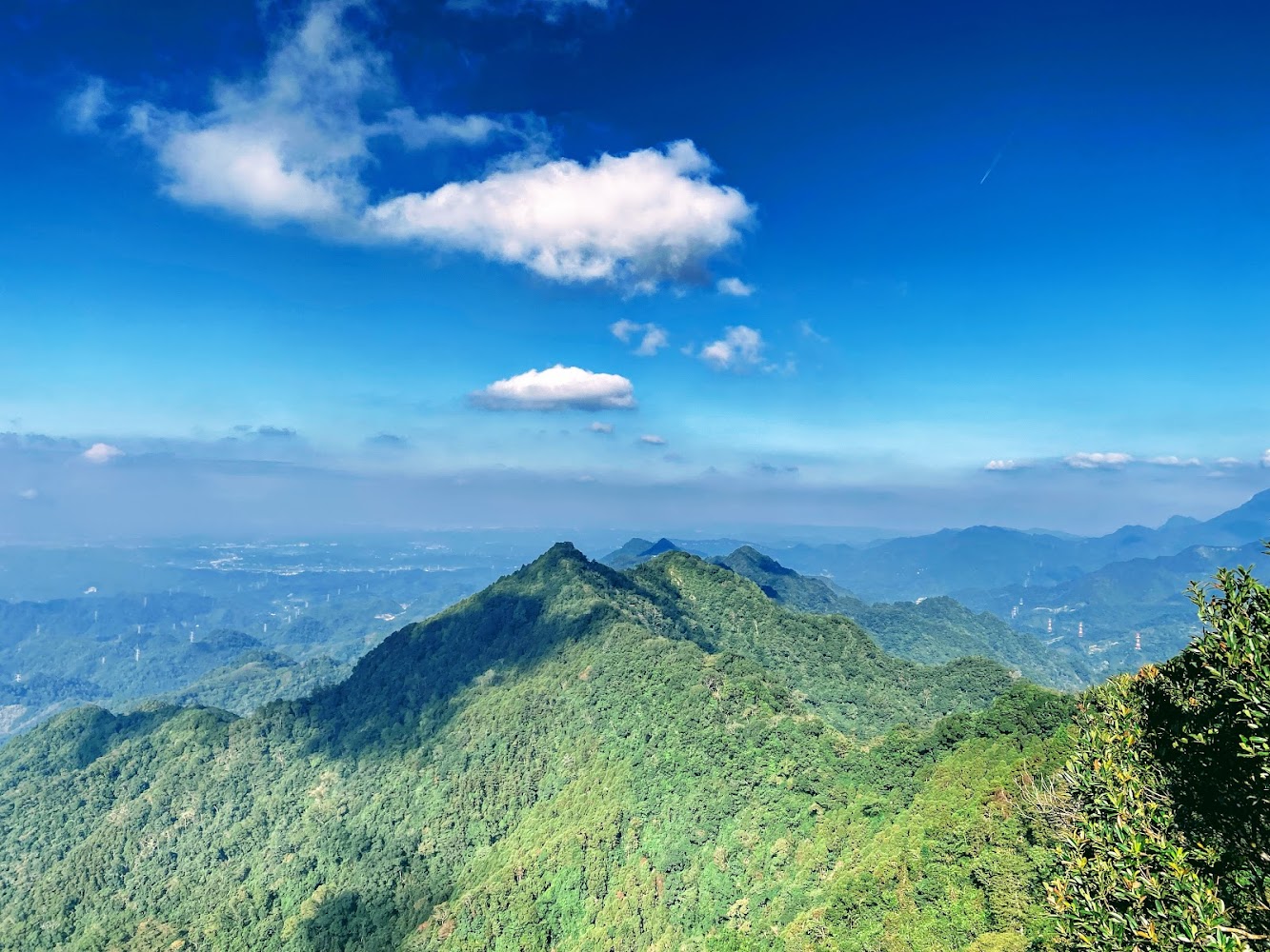 壯麗山脈與綠色山林景觀