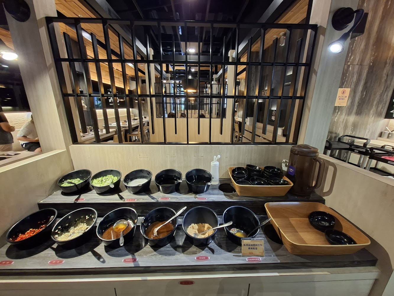火鍋店自助醬料區擺滿各式調味品與餐具