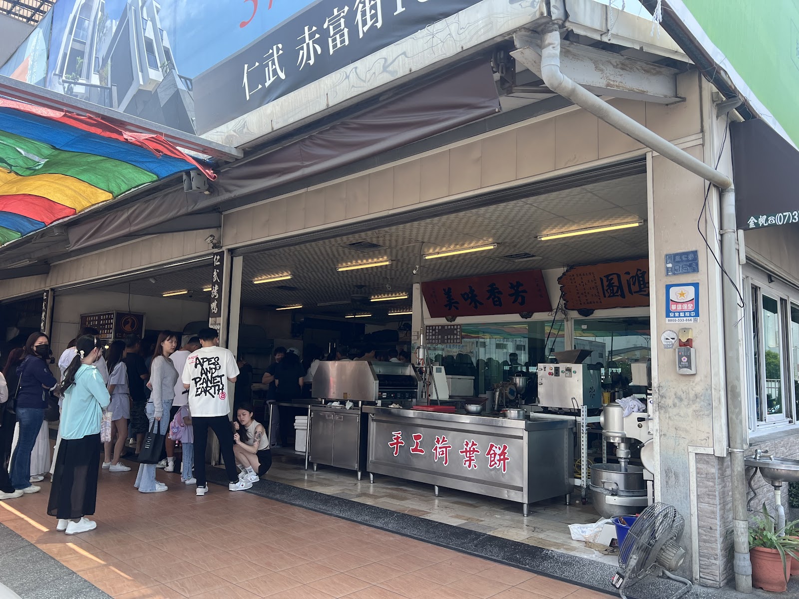 仁武烤鴨店外大排長龍，手工荷葉餅招牌清晰可見