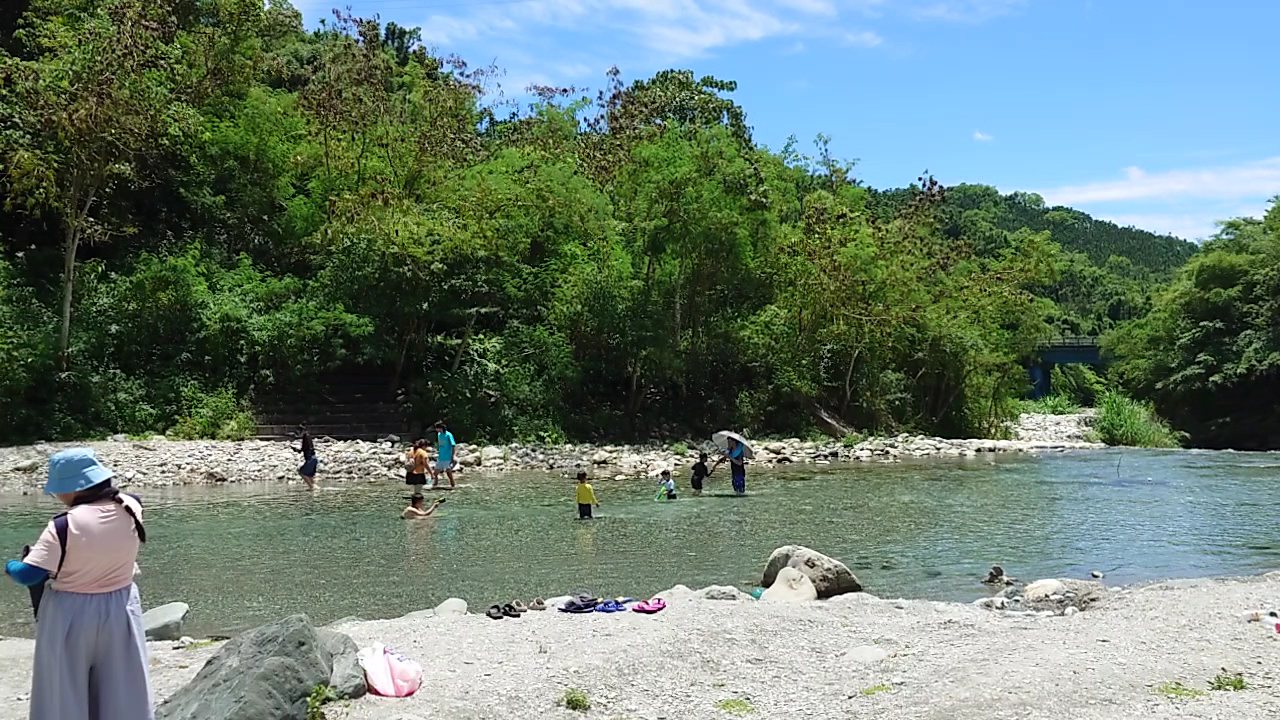 民眾在白鮑溪河邊戲水。