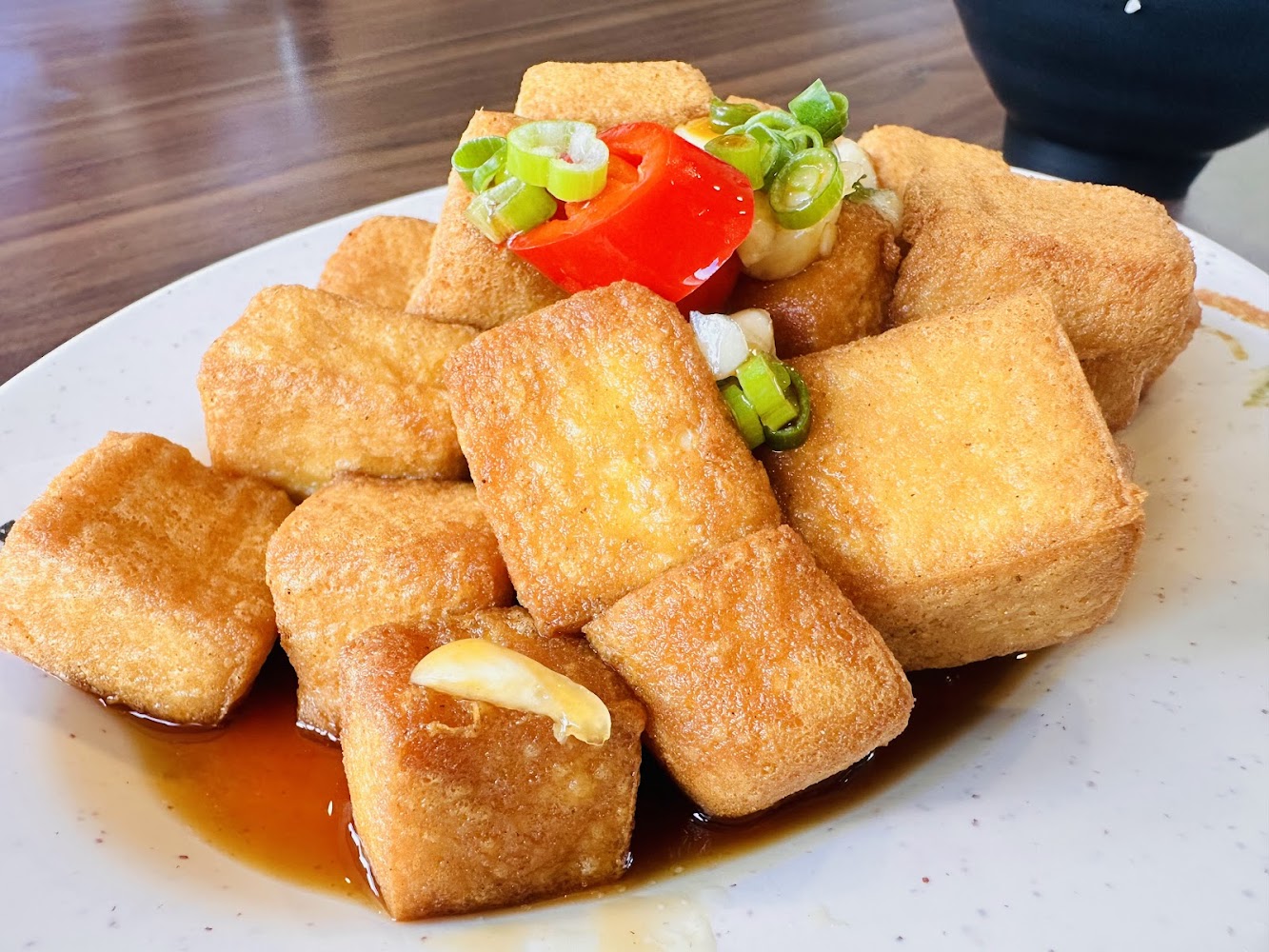 懷香食堂炸豆腐金黃酥脆,搭配蒜片與蔥花