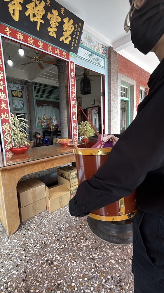 寺廟入口牌匾與參拜氛圍