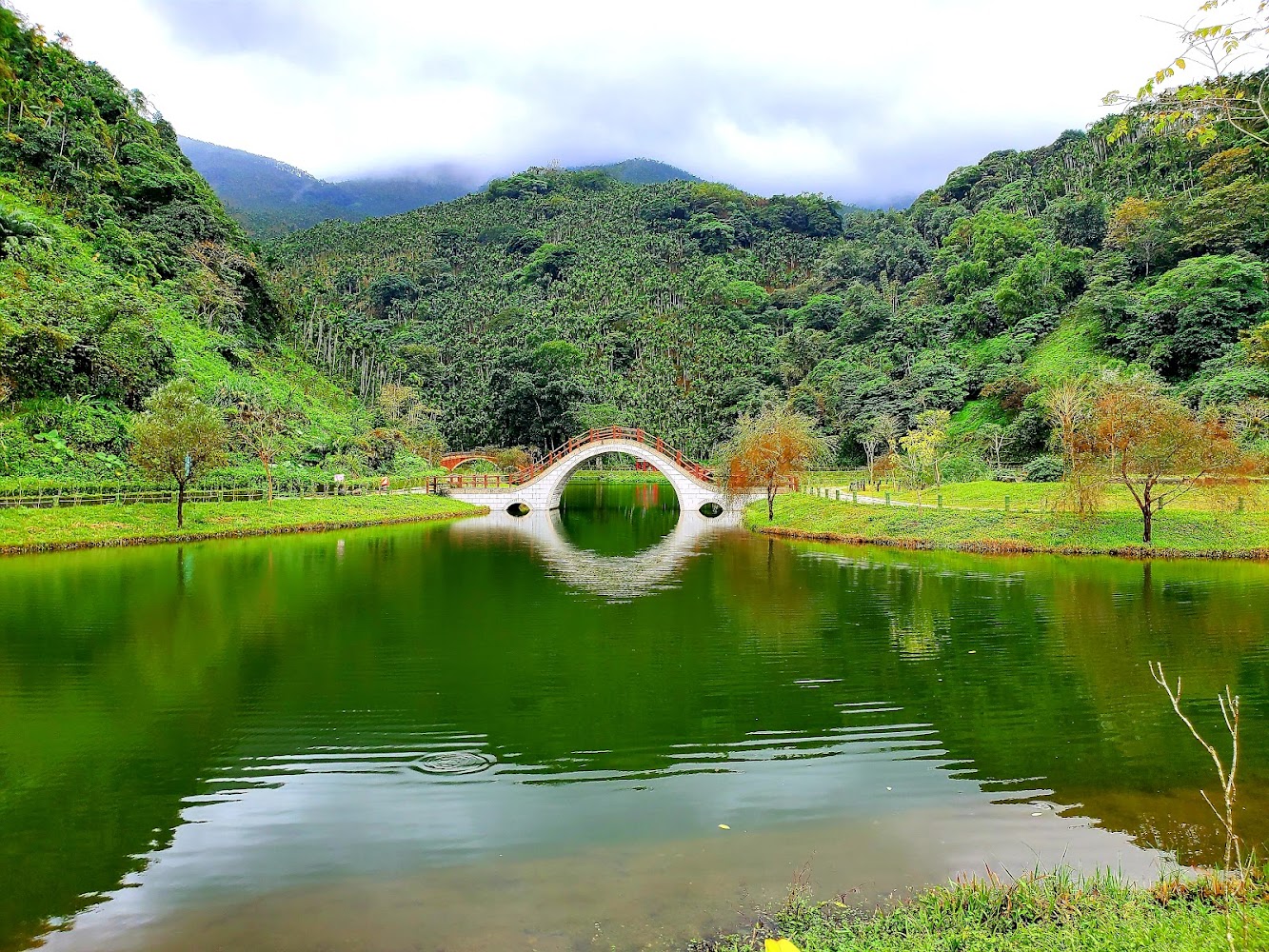 吉利潭湖泊與拱橋山景