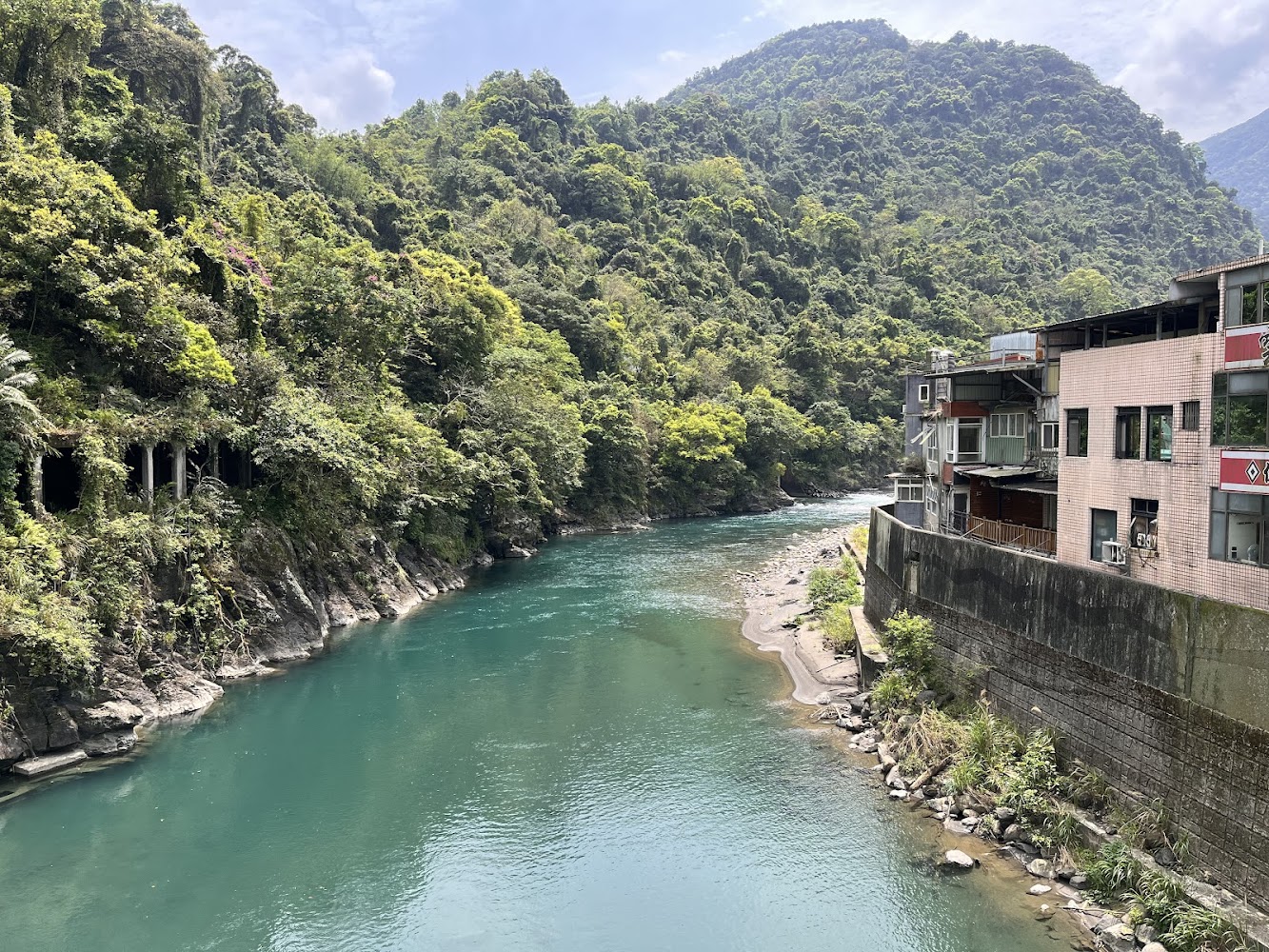 烏來河景與青山景色