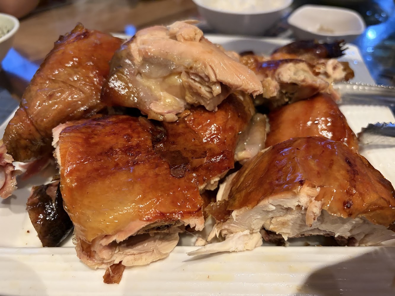 岩頂自然休閒坊烤雞色澤金黃,旁有白飯與醬料