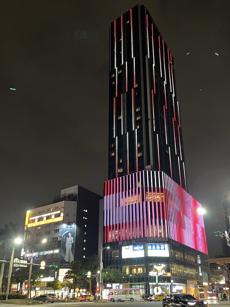 西門夜晚高樓紅白燈飾外觀