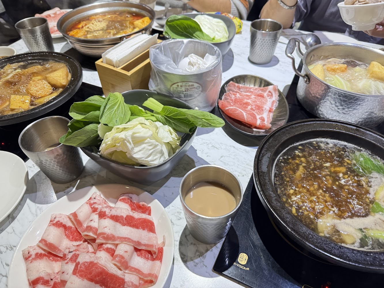 老沐涮涮屋多人聚餐火鍋桌