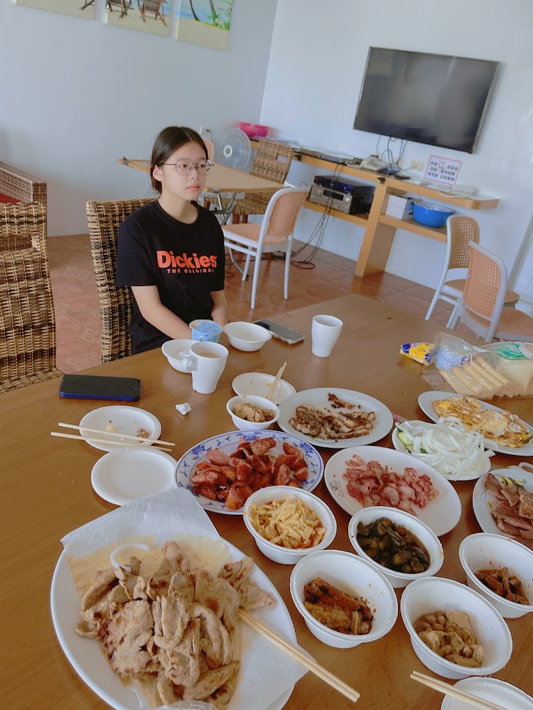 夏日休閒民宿聚餐料理桌面