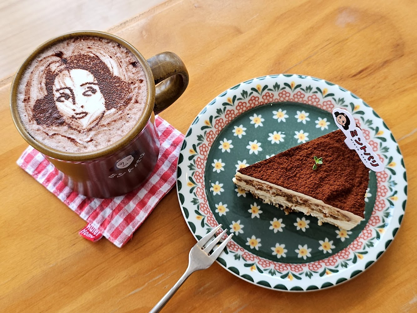 薄荷巴黎 Coffee House 巧克力拉花咖啡與提拉米蘇