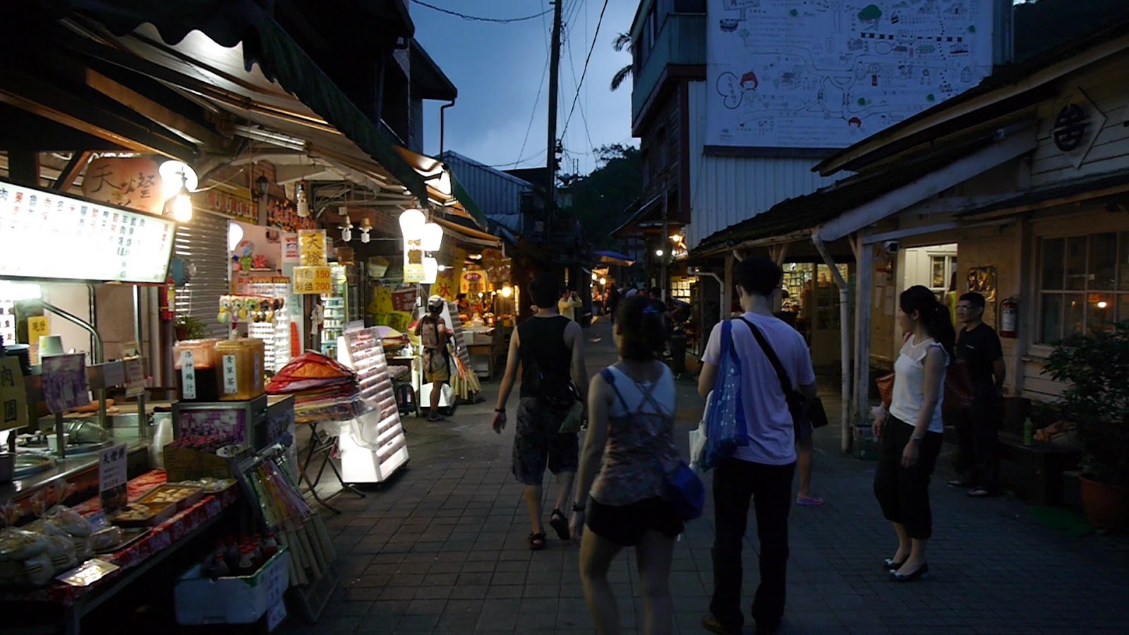 傍晚天燈攤販，天燈招牌，老街夜晚氣氛，平溪天燈