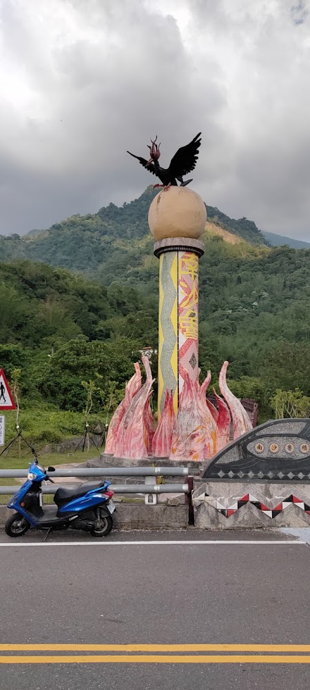 具有原住民風格的雕像柱與山景背景