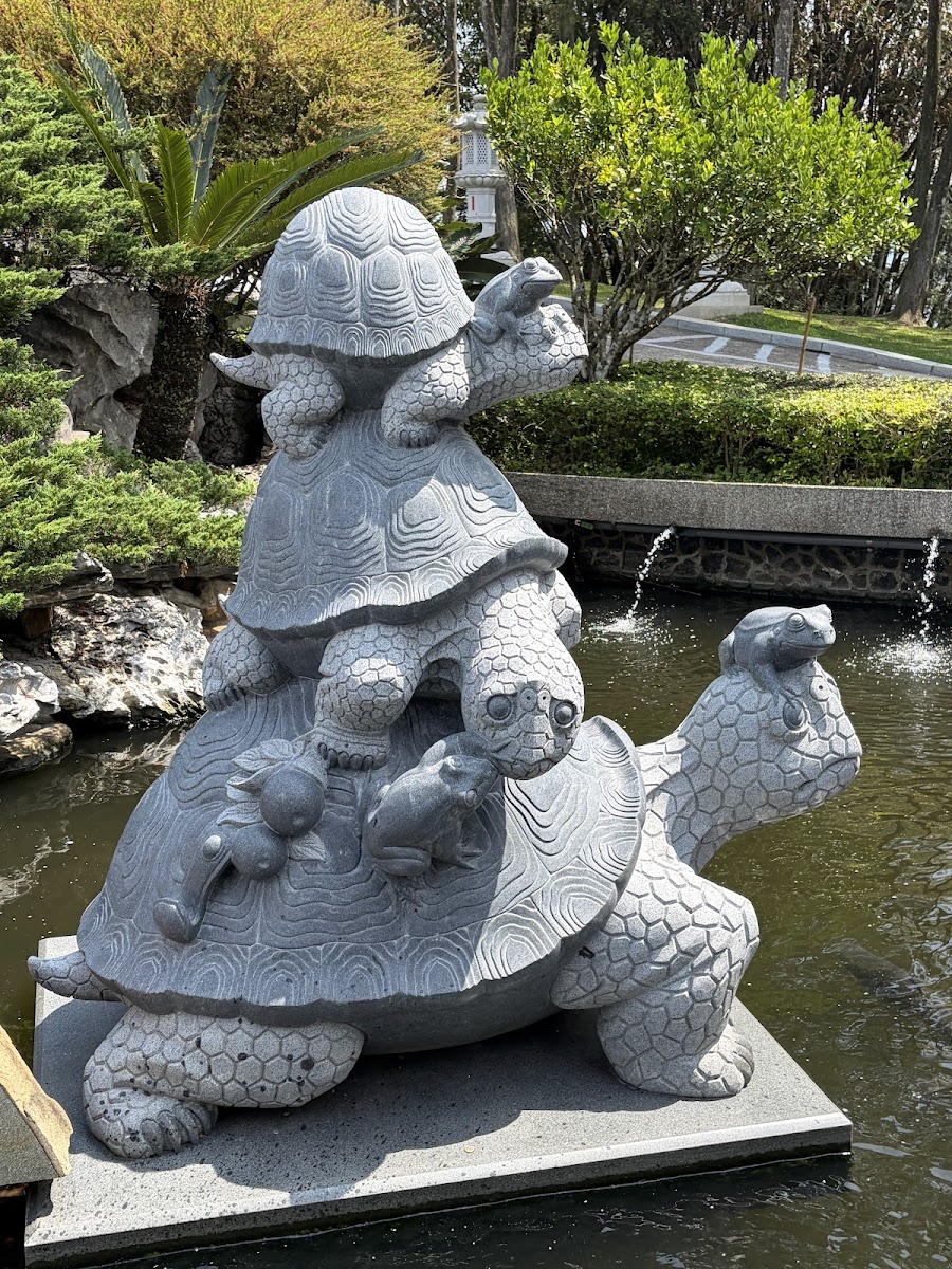 文武廟龜疊羅漢石雕群，水池庭院，精細石刻工藝
