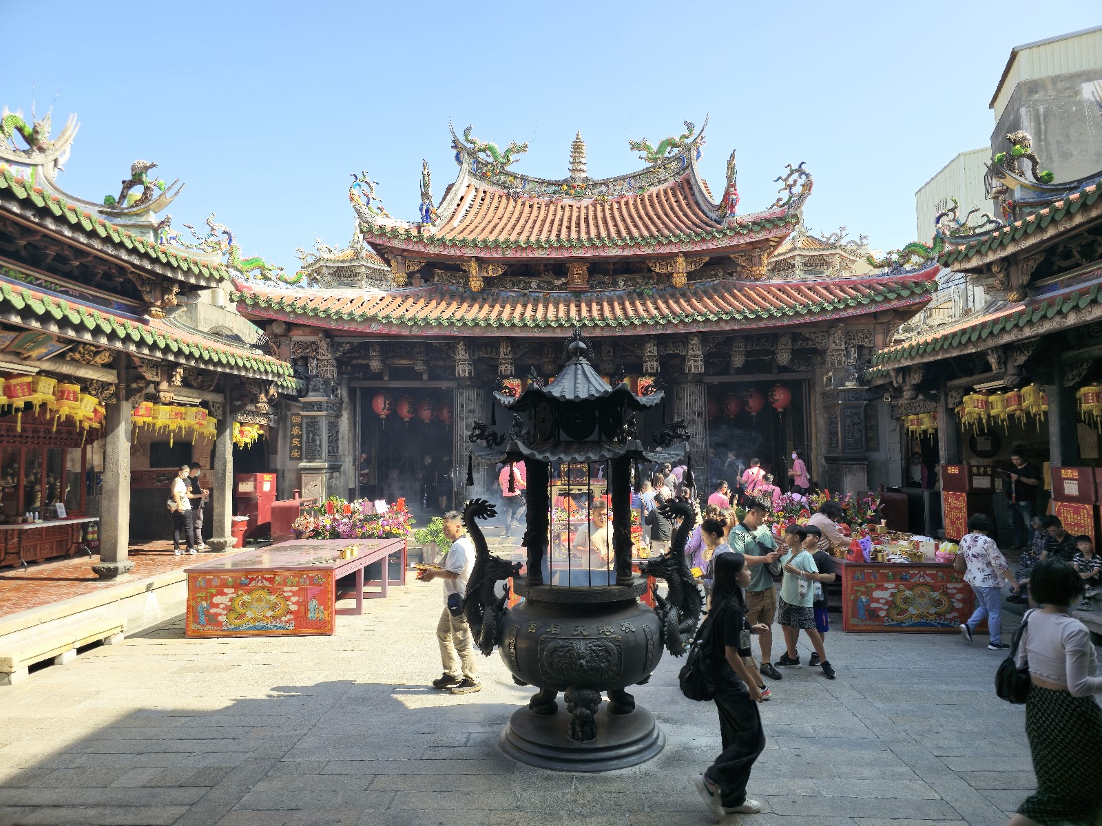 鹿港天后宮正殿廣場，中央大型鐵香爐香煙裊裊，金碧輝煌廟宇建築，信眾燒香參拜