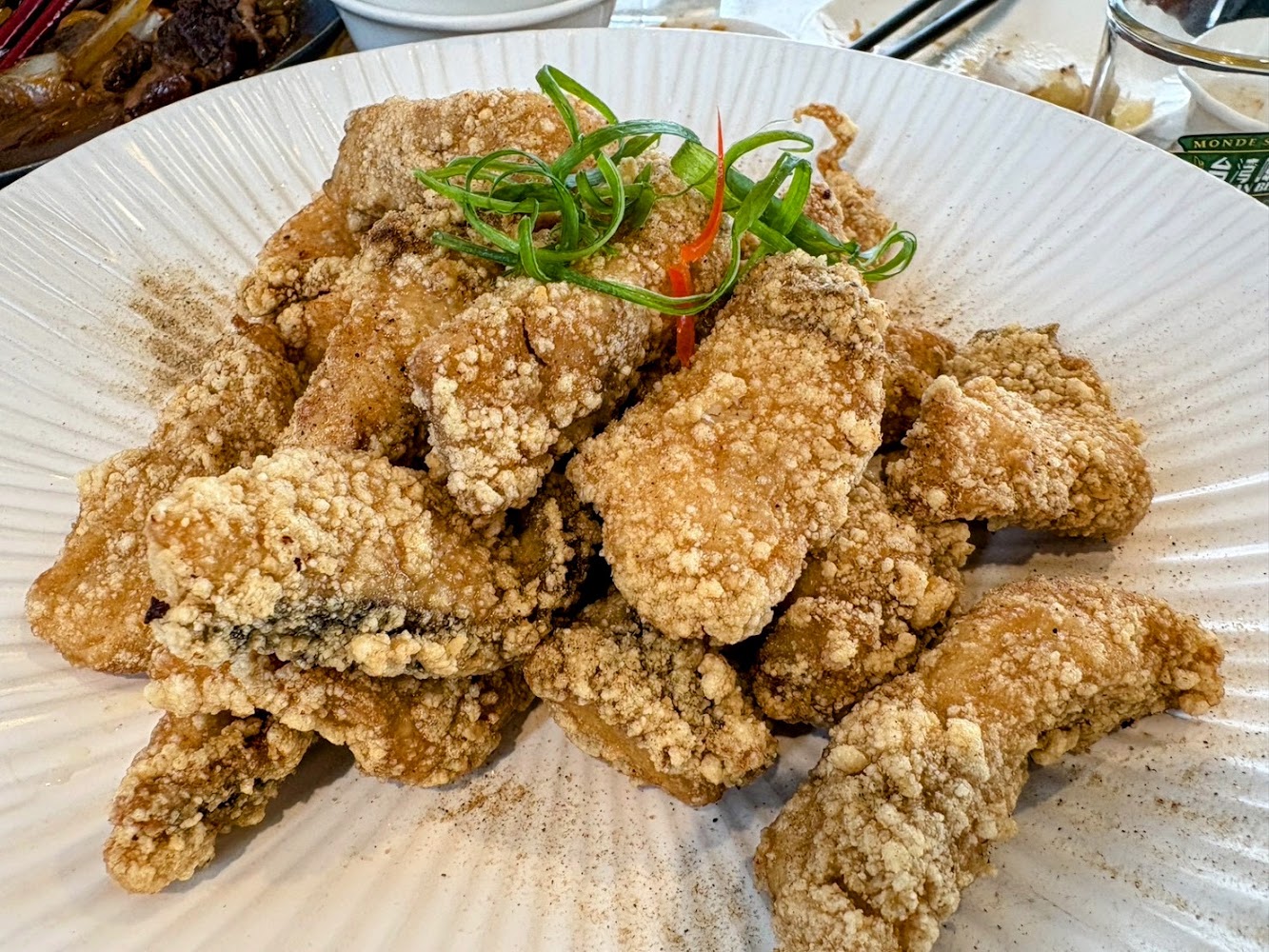 炸魚柳條撒上胡椒粉並以青蔥點綴