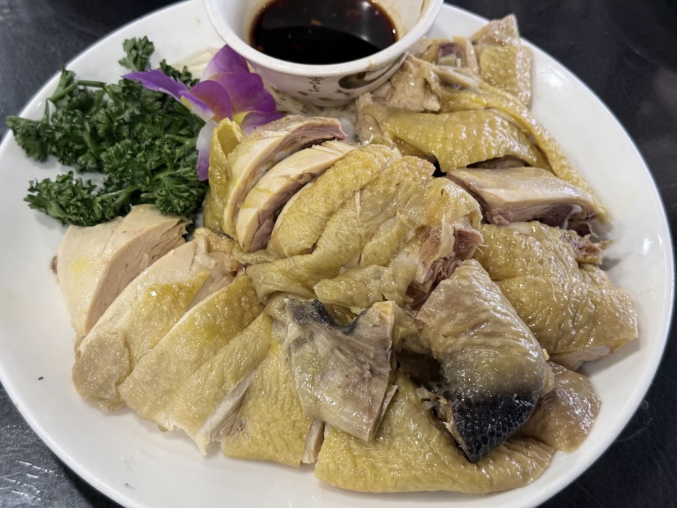 精緻擺盤白斬雞與沾醬