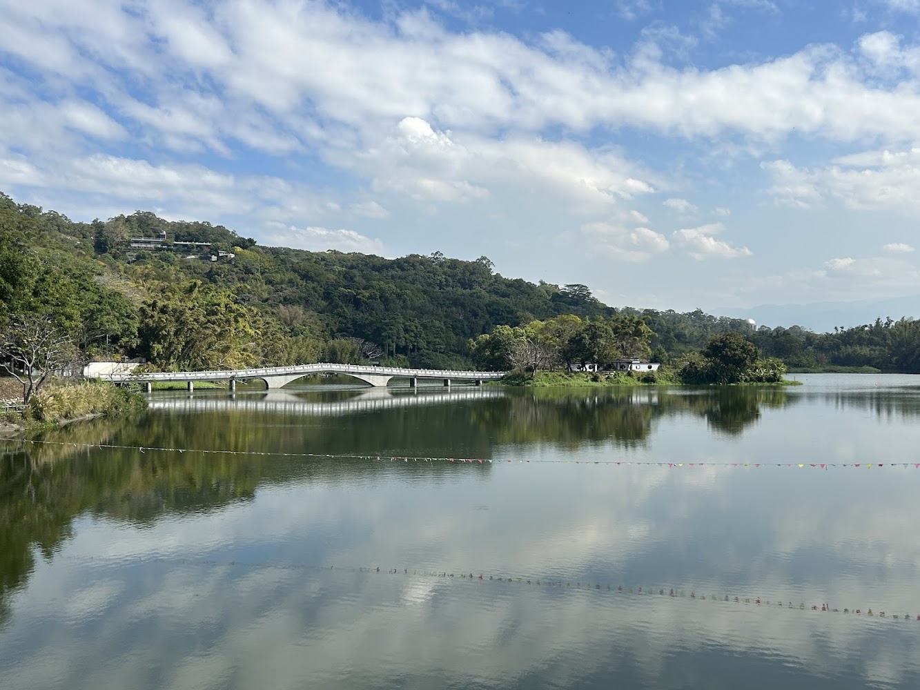 青草湖白色拱橋與湖面倒影景色