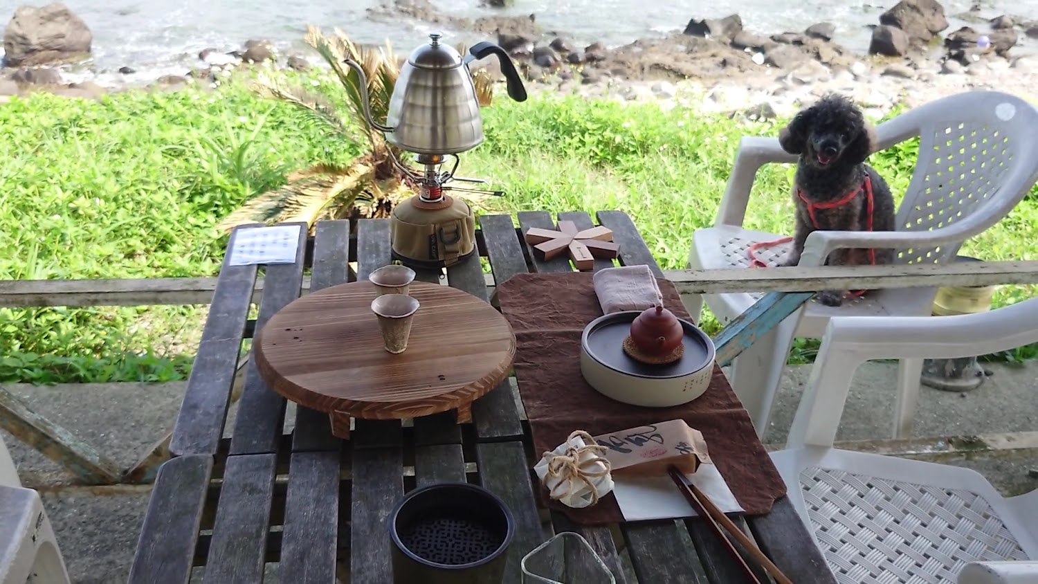 鹿邊咖啡戶外木桌茶具與海邊景色