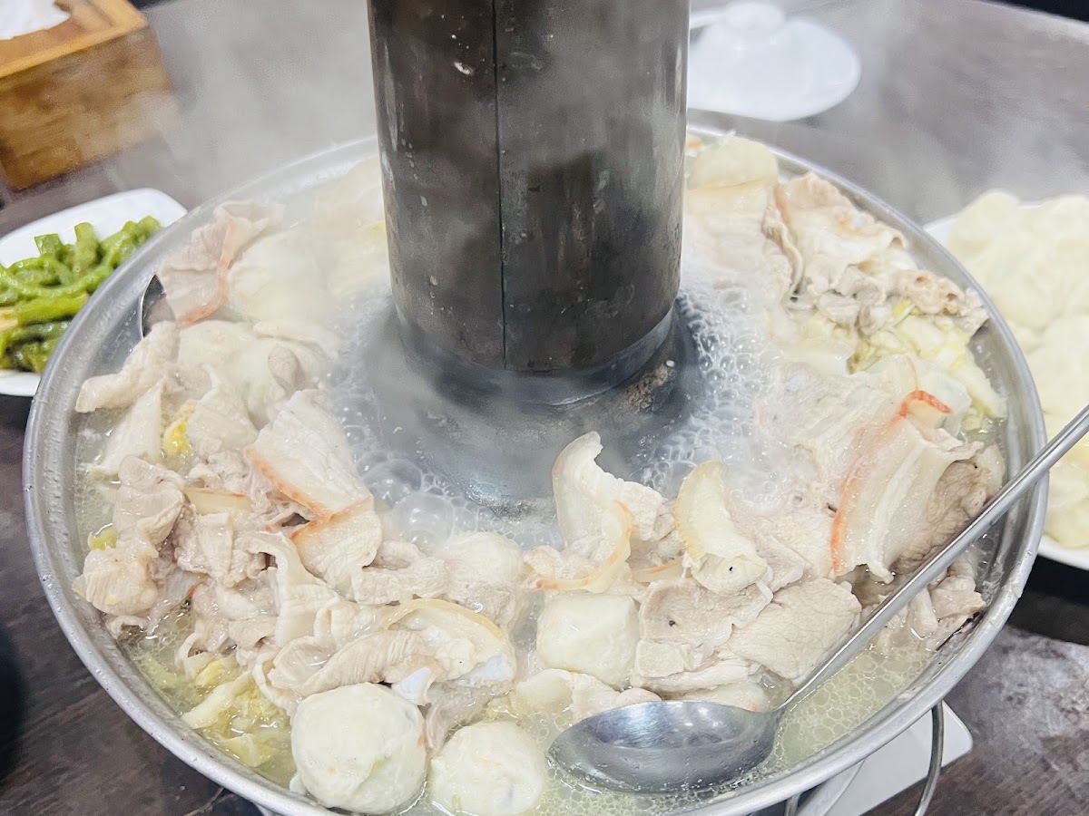 劉家酸白菜火鍋俯視滿鍋