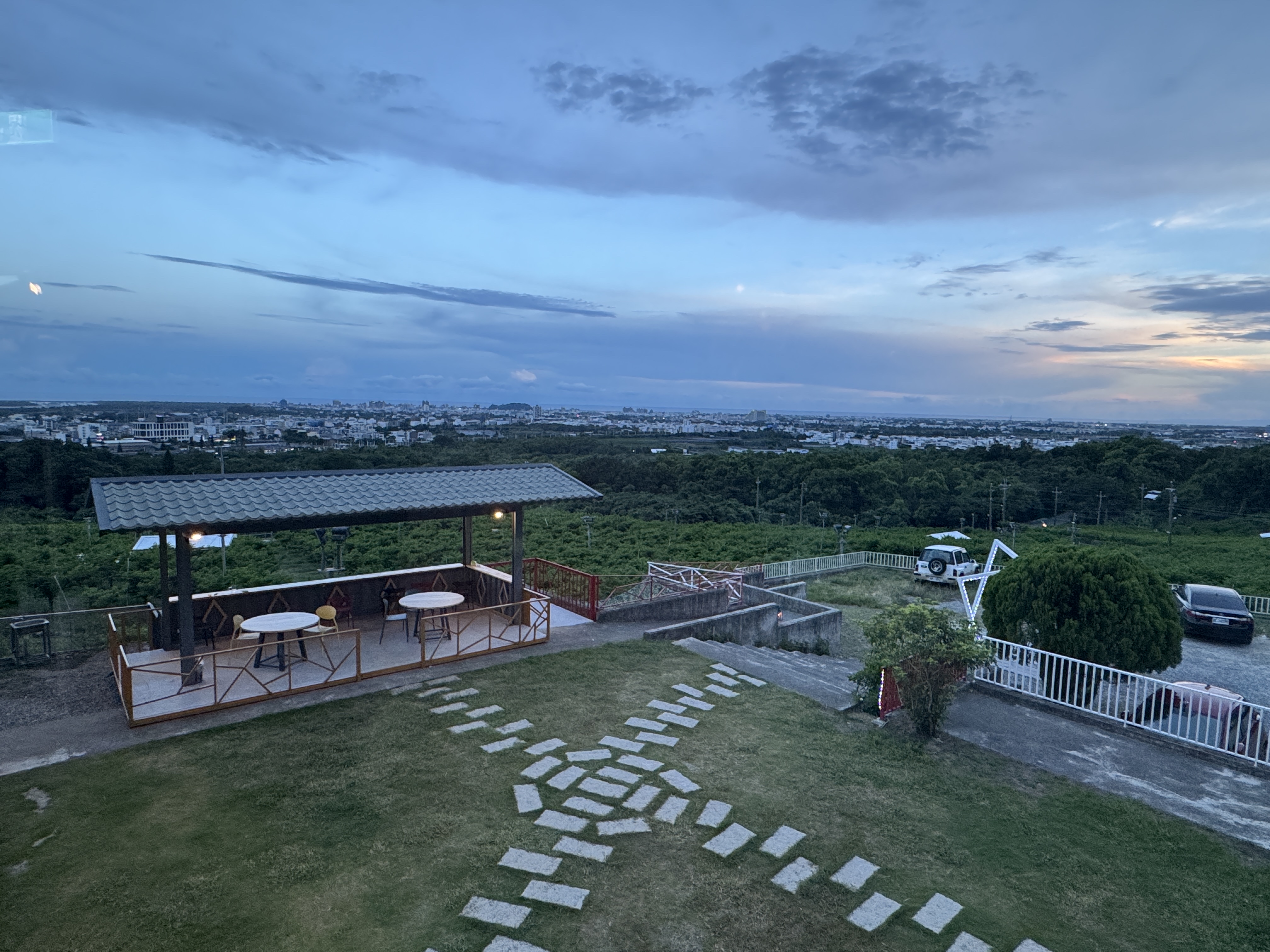 戶外觀景平台與草地步道