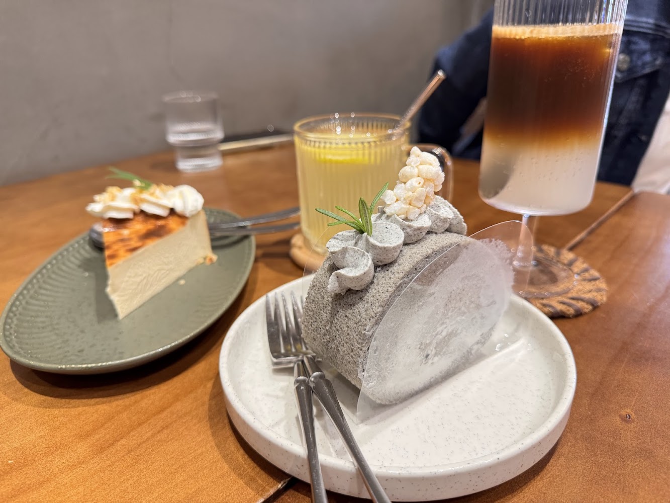 良水田芝麻瑞士捲乳酪蛋糕與兩杯飲品