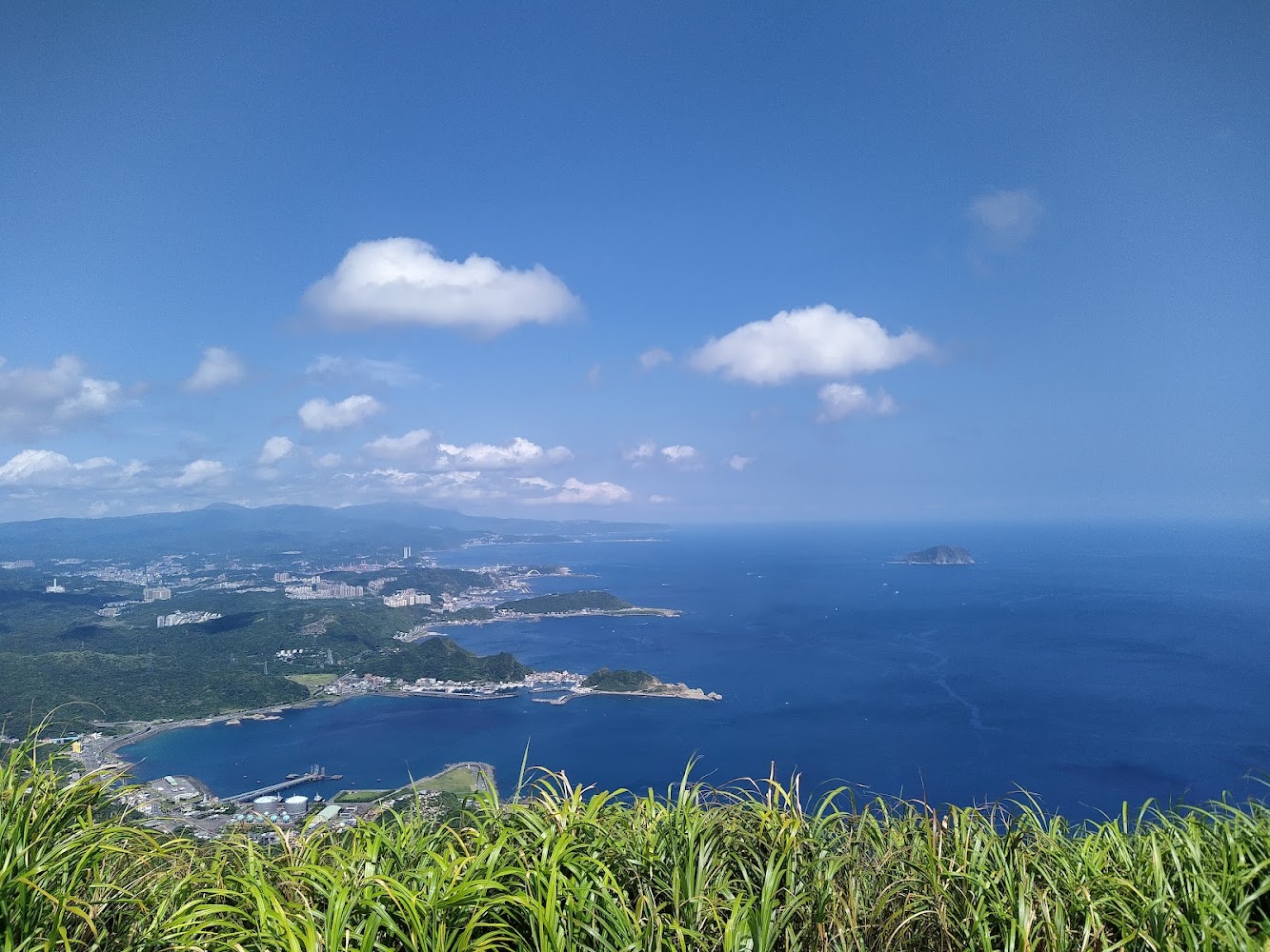 基隆山遠眺海港與山海景色