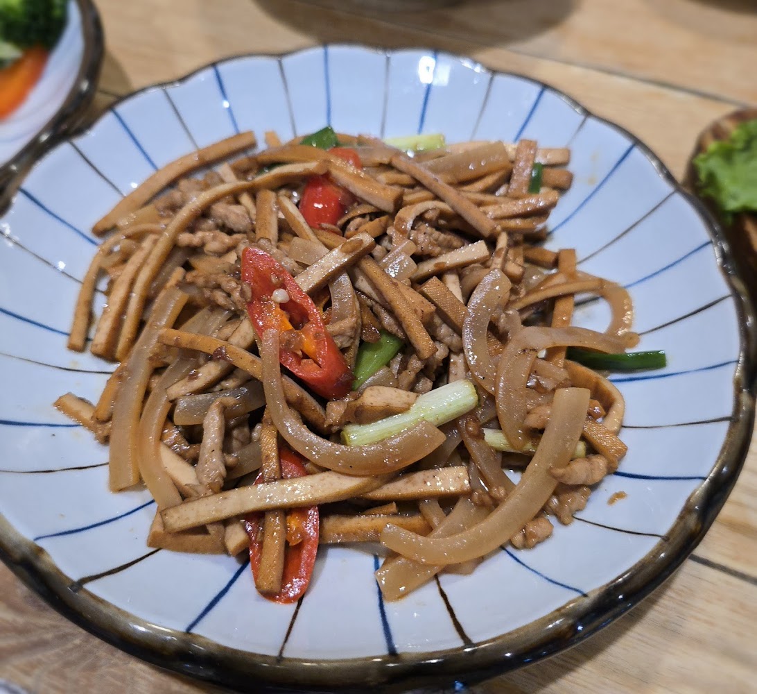 一道豆干肉絲熱炒，有豆干、肉絲、紅辣椒、洋蔥與蔥段。