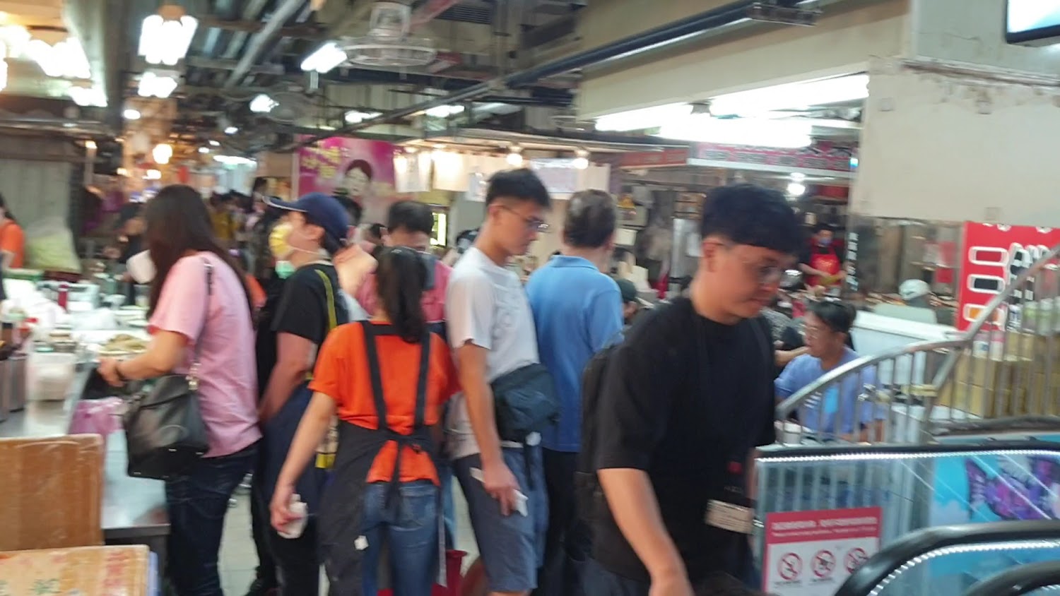 仁愛市場二樓排隊購餐人潮