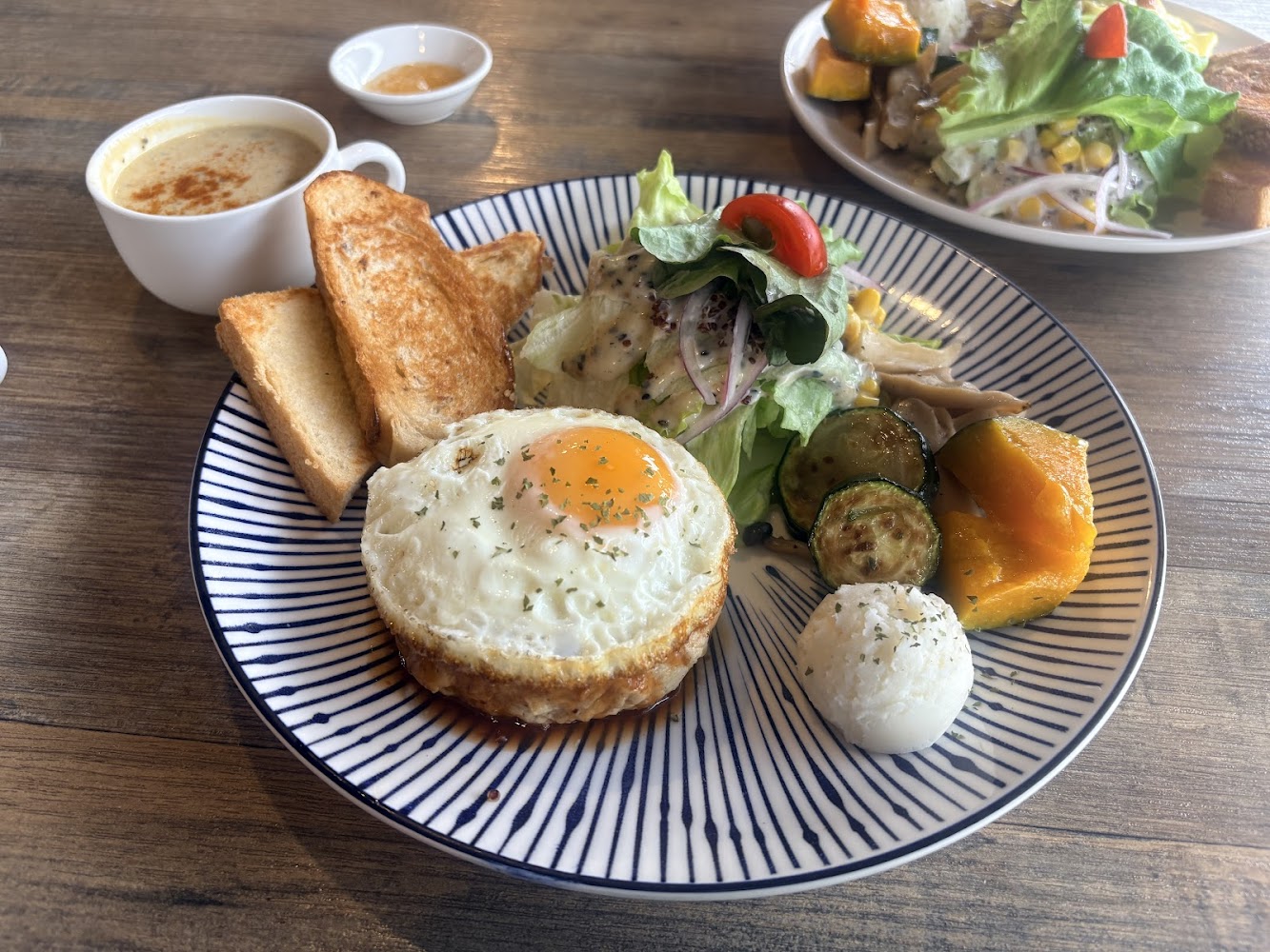找是吉和食珈琲太陽蛋吐司沙拉濃湯早餐盤