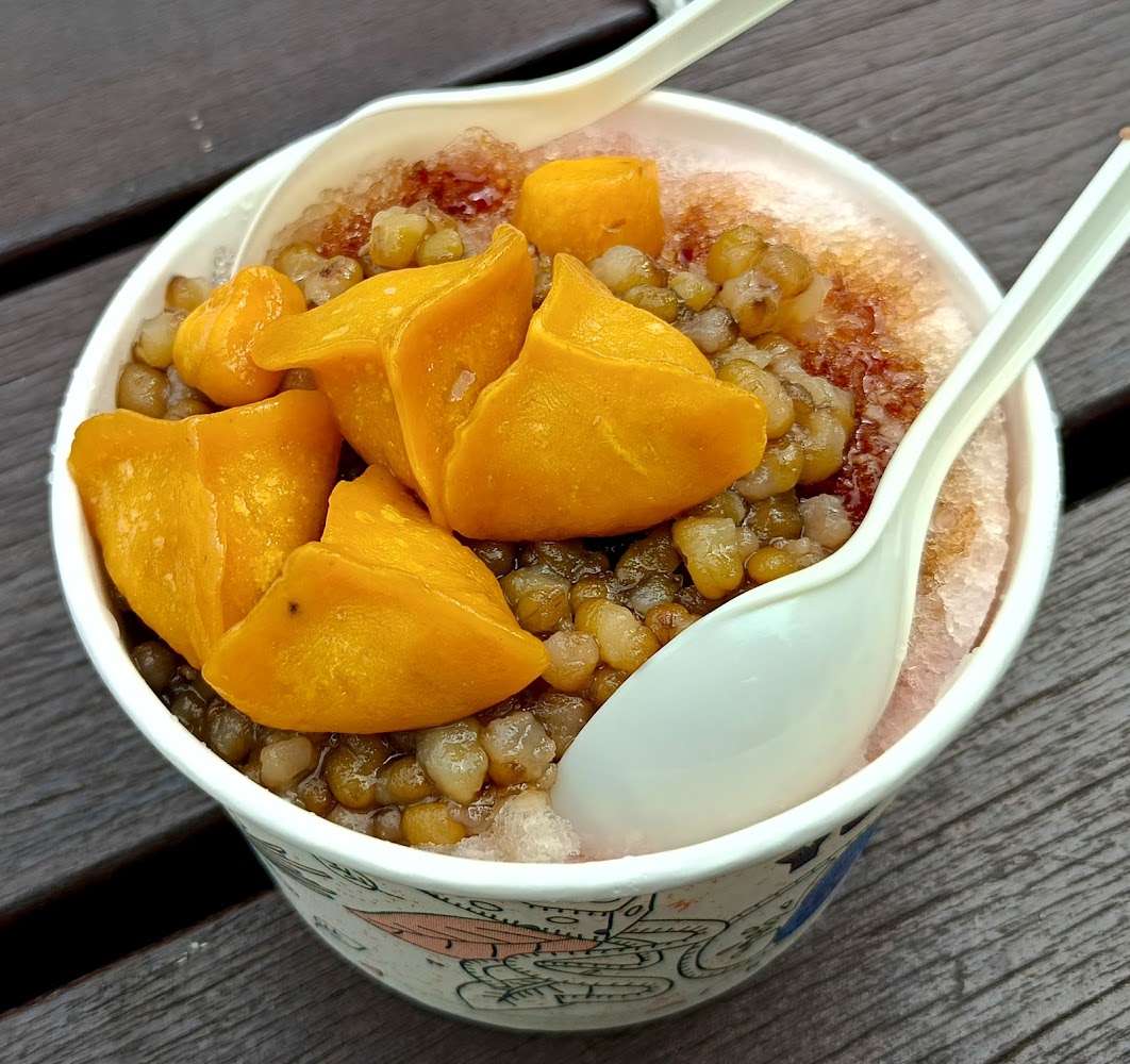 配料豐富的剉冰甜品