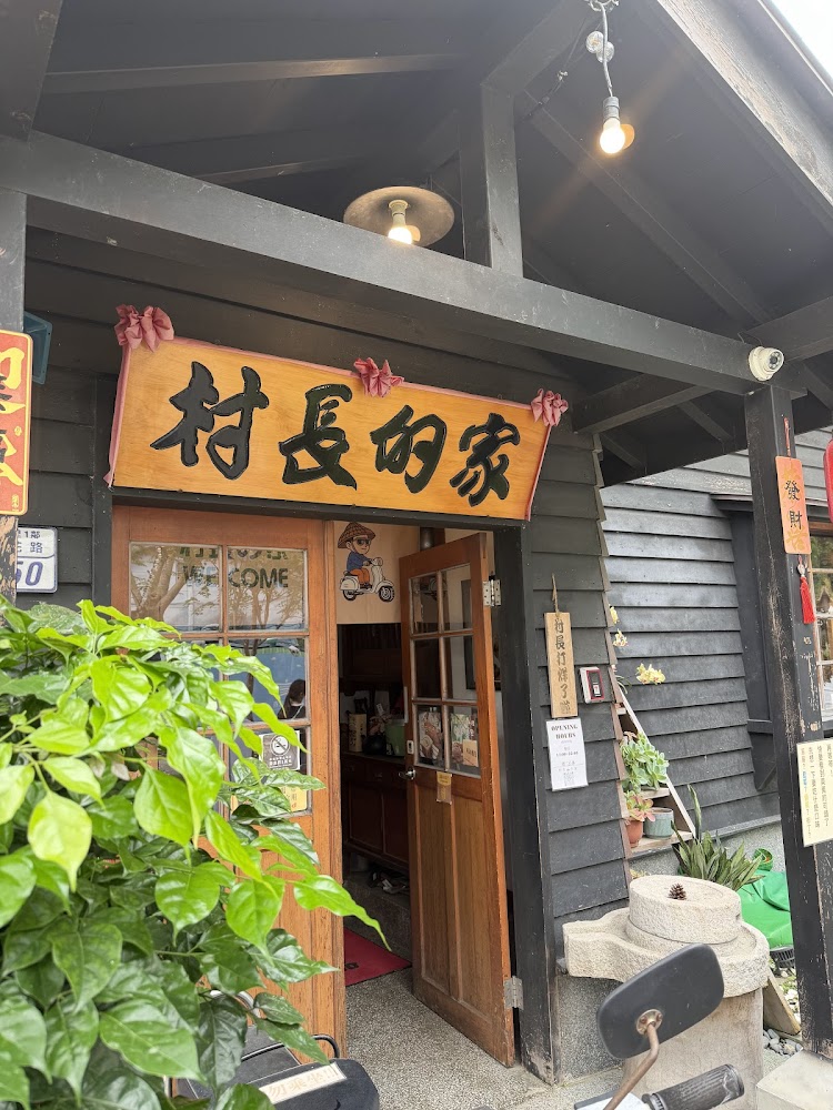 各式可頌與丹麥甜點陳列，搭配布丁、奶油與芋泥等口味